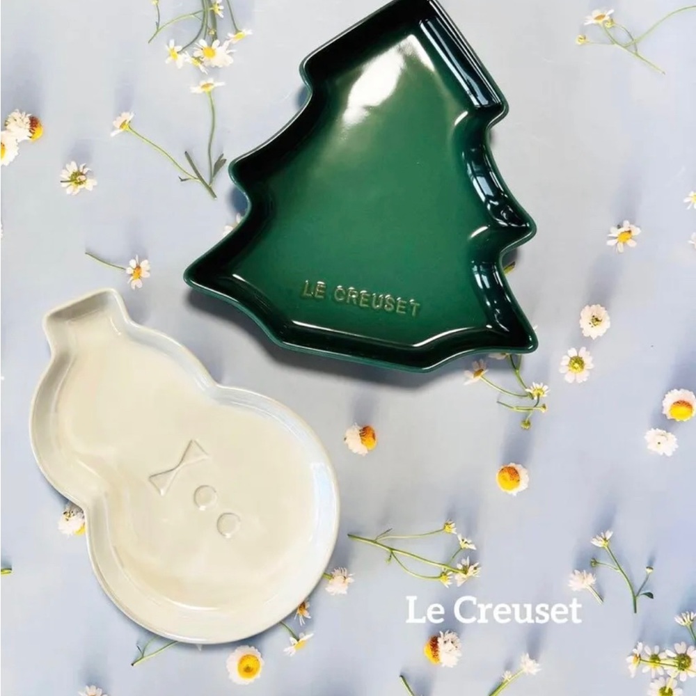 Le Creuset 7.5” Christmas Tree artichaut and Snowman pearl used white.